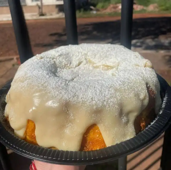 Bolo de cenoura com cobertura de leite ninho